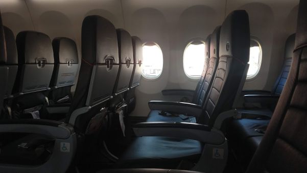 Interior do avião, poltronas e bagageiros