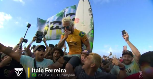 Italo Ferreira vence Gabriel Medina e é campeão mundial de surfe