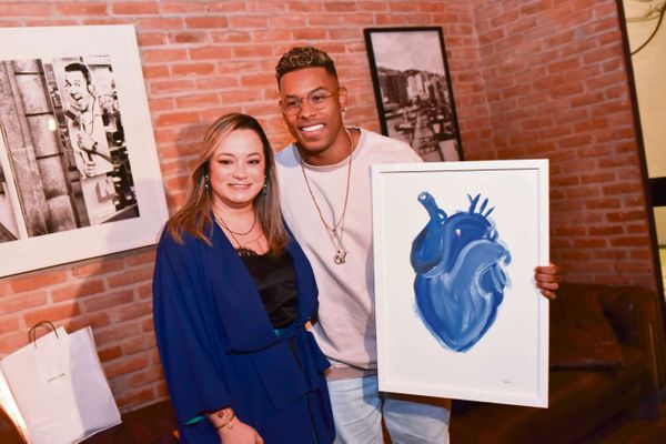 Milena tirou o velocista Paulo André e deu a ele uma obra sua, com um grande coração azul por Monica Zorzanelli