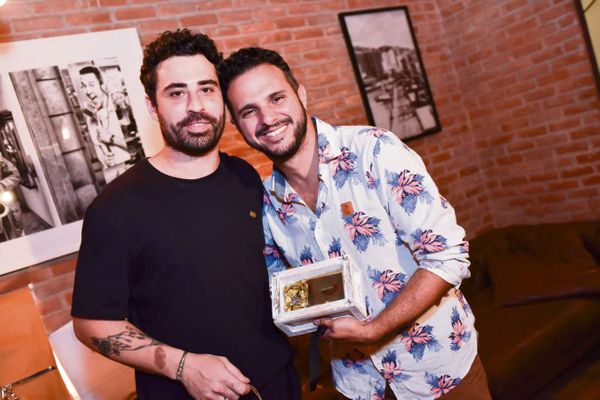 Paulo tirou o  proprietário da Origens, Igor Sousa, e  presenteou-o com uma placa da exposição Não lugar dourado e um bracelete da The Mono Projects  por Monica Zorzanelli