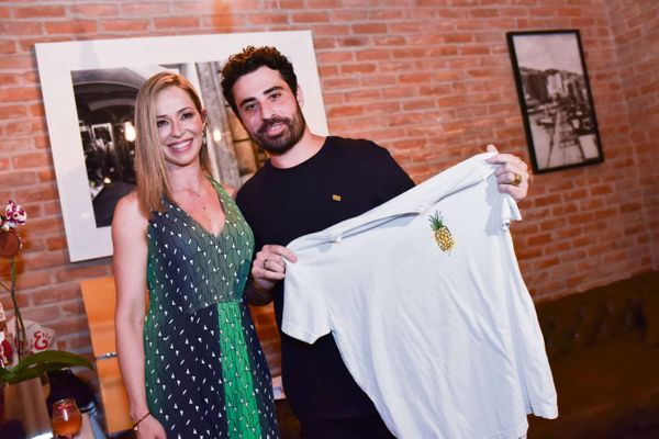 Paulo tirou o  proprietário da Origens, Igor Sousa, e  presenteou-o com uma placa da exposição Não lugar dourado e um bracelete da The Mono Projects  por Monica Zorzanelli