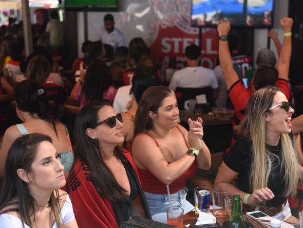 Torcedoras aflitas acompanham o jogo por Vitor Jubini