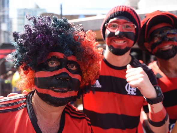 Torcedores com a cara pintada acompanham a final por Vitor Jubini