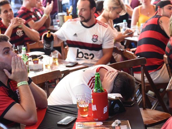 Torcedores do Flamengo aflitos nos momentos finais da partida contra o Liverpool por Vitor Jubini