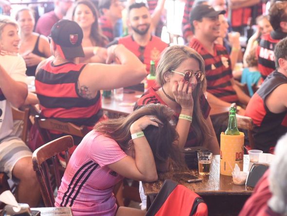 Torcedores do Flamengo aflitos nos momentos finais da partida contra o Liverpool por Vitor Jubini