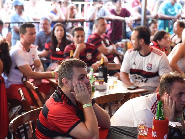 Torcedores do Flamengo aflitos nos momentos finais da partida contra o Liverpool por Vitor Jubini