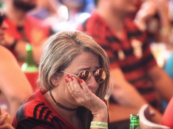 Torcedores do Flamengo aflitos nos momentos finais da partida contra o Liverpool por Vitor Jubini