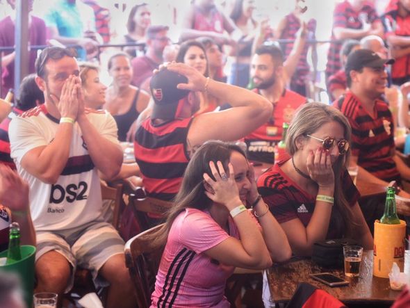 Torcedores do Flamengo aflitos nos momentos finais da partida contra o Liverpool por Vitor Jubini