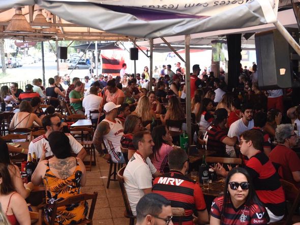 Torcedores do Flamengo na Praia do Canto, em Vitória por Vitor Jubini