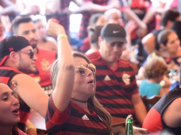 Torcedores tensos durante a partida por Vitor Jubini