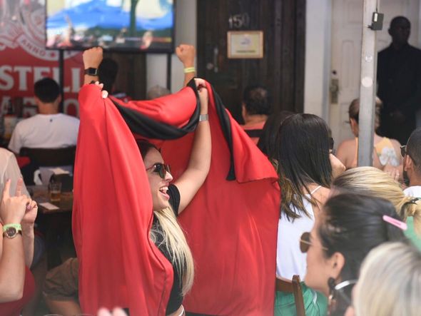 Torcida acompanha o jogo em bares por Vitor Jubini