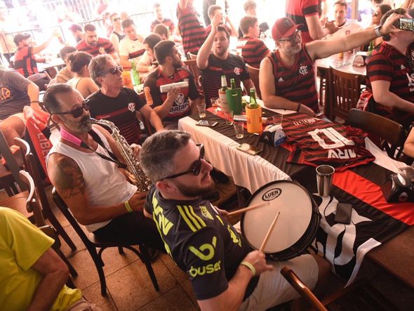 Torcida batuca na Praia do Canto por Vitor Jubini
