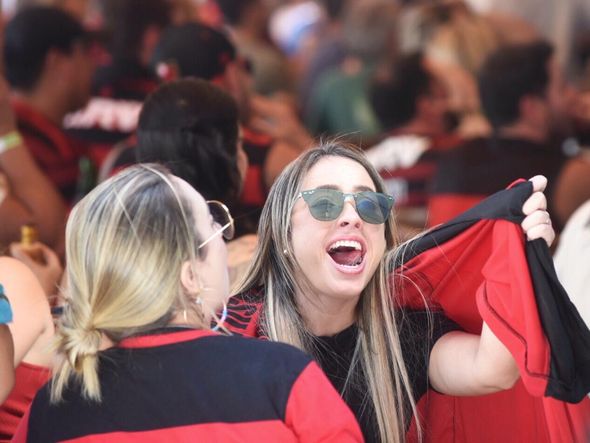 Torcida do Flamengo acompanha jogo na Praia do Canto por Vitor Jubini