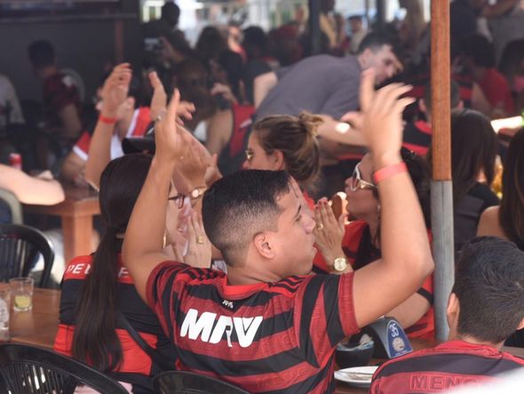 Torcida está animada esperando a decisão por Vitor Jubini