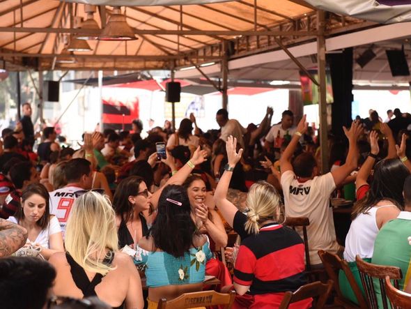 Torcida na Praia do Canto por Vitor Jubini
