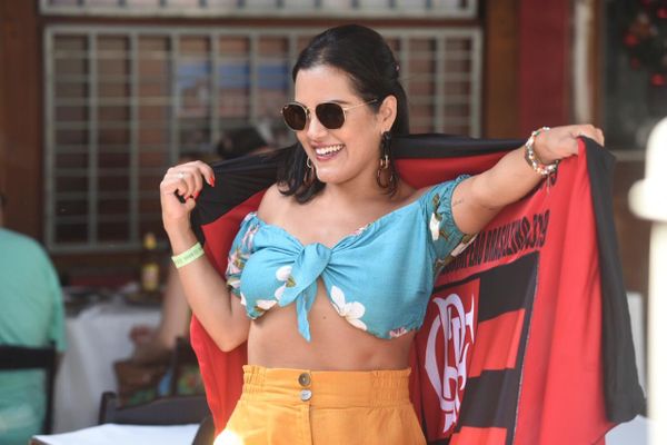 Torcedora do Flamengo na Praia do Canto por Vitor Jubini