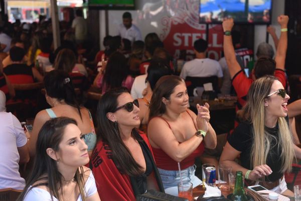 Torcedoras aflitas acompanham o jogo por Vitor Jubini