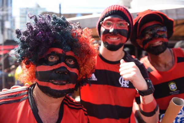 Torcedores com a cara pintada acompanham a final por Vitor Jubini