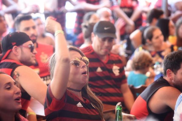 Torcedores tensos durante a partida por Vitor Jubini