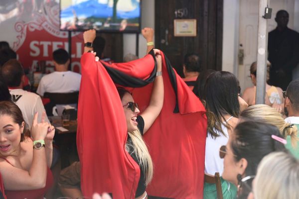 Torcida acompanha o jogo em bares por Vitor Jubini
