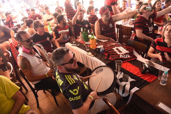 Torcida batuca na Praia do Canto por Vitor Jubini
