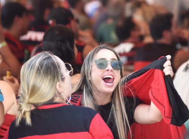 Torcida do Flamengo acompanha jogo na Praia do Canto por Vitor Jubini