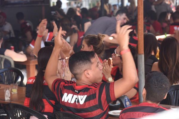 Torcida está animada esperando a decisão por Vitor Jubini