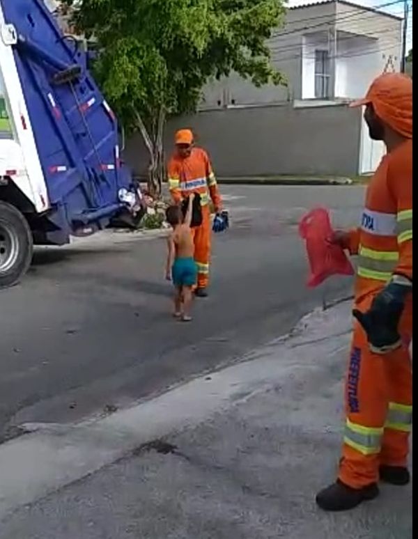 Bruno Lucca, 4 anos, adora os coletores de lixo e oferece a eles presente de Natal por Acervo pessoal