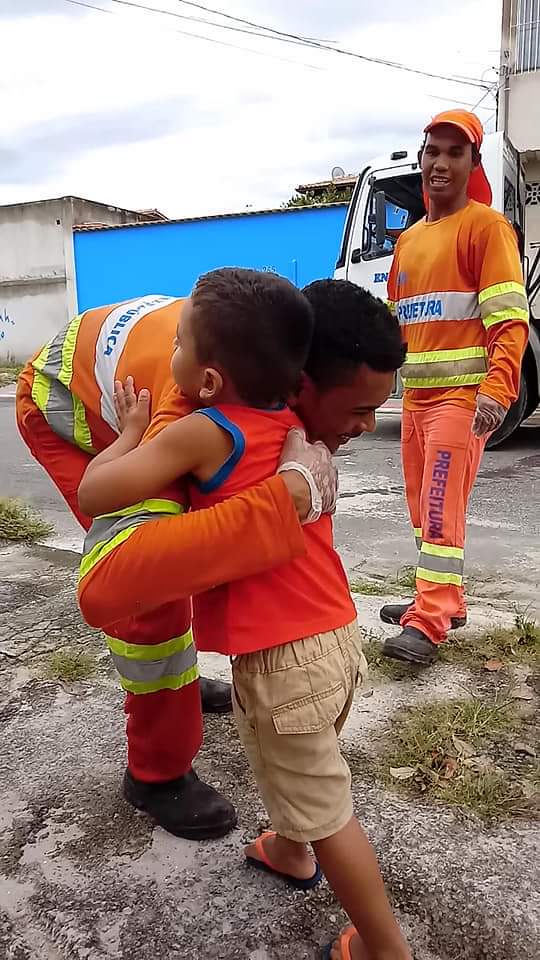 Bruno Lucca, 4 anos, adora os coletores de lixo e oferece a eles presente de Natal por Acervo pessoal