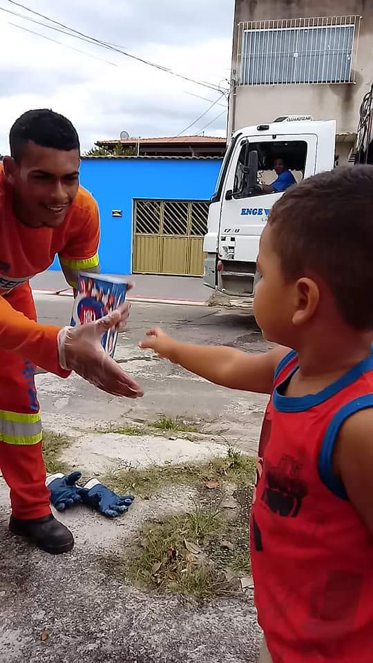 Bruno Lucca, 4 anos, adora os coletores de lixo e oferece a eles presente de Natal por Acervo pessoal