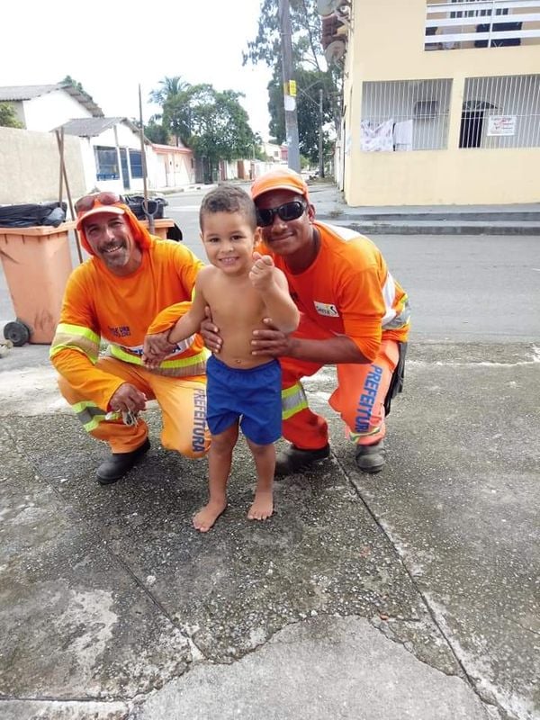 Bruno Lucca, 4 anos, adora os coletores de lixo e oferece a eles presente de Natal por Acervo pessoal