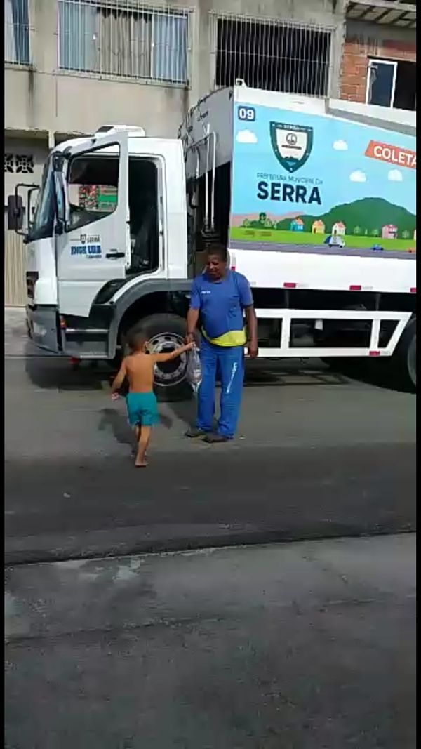 Bruno Lucca, 4 anos, adora os coletores de lixo e oferece a eles presente de Natal por Acervo pessoal