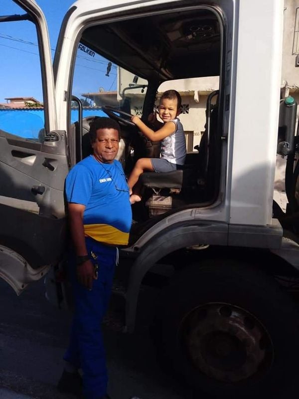 Bruno Lucca, 4 anos, adora os coletores de lixo e oferece a eles presente de Natal por Acervo pessoal