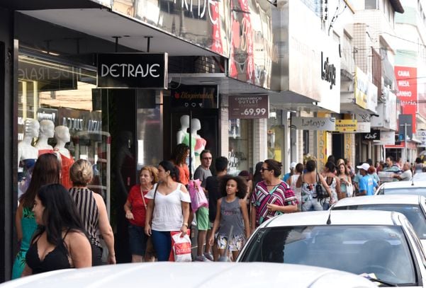Data: 23/12/2019 - ES - Vila Velha - Movimento de clientes na véspera do Natal no bairro Glória por Carlos Alberto Silva