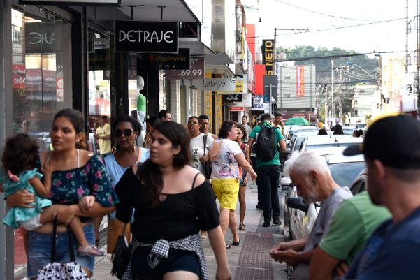 Data: 23/12/2019 - ES - Vila Velha - Movimento de clientes na véspera do Natal no bairro Glória por Carlos Alberto Silva