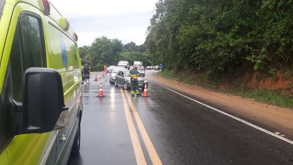 Quatro pessoas ficam feridas em acidente na BR 101 em Itapemirim por Leandro Manhães/TV Gazeta
