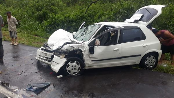 Quatro pessoas ficam feridas em acidente na BR 101 em Itapemirim por Leandro Manhães/TV Gazeta