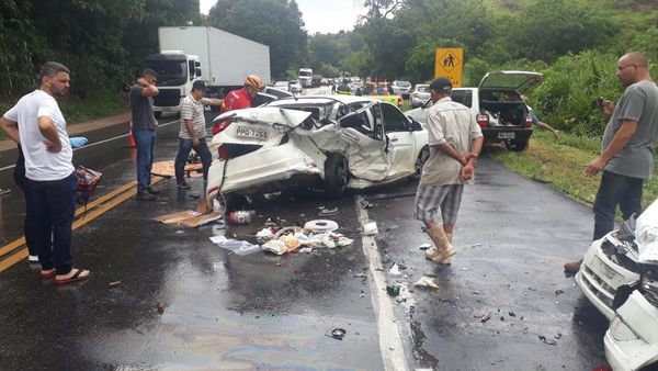 Quatro pessoas ficam feridas em acidente na BR 101 em Itapemirim por Leandro Manhães/TV Gazeta