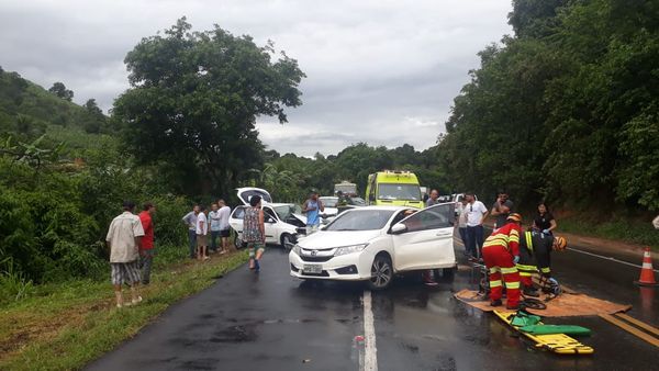 Quatro pessoas ficam feridas em acidente na BR 101 em Itapemirim por Leandro Manhães/TV Gazeta