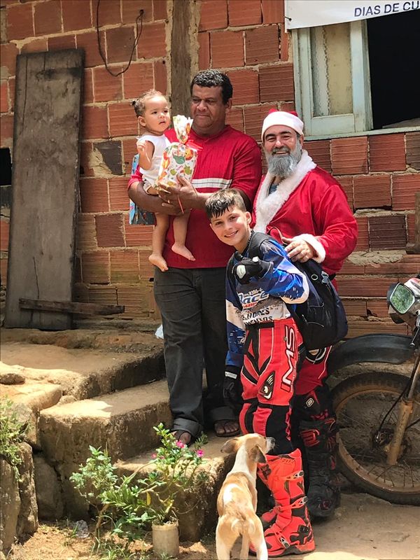 Ação social entrega presentes em João Neiva por Junior Cecato