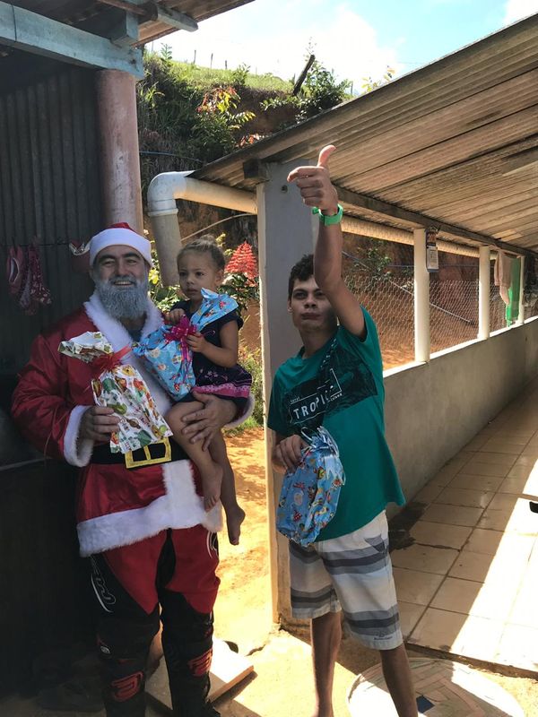 Ação social entrega presentes em João Neiva por Junior Cecato