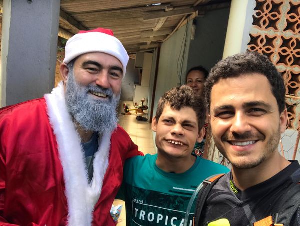 Ação social entrega presentes em João Neiva por Junior Cecato