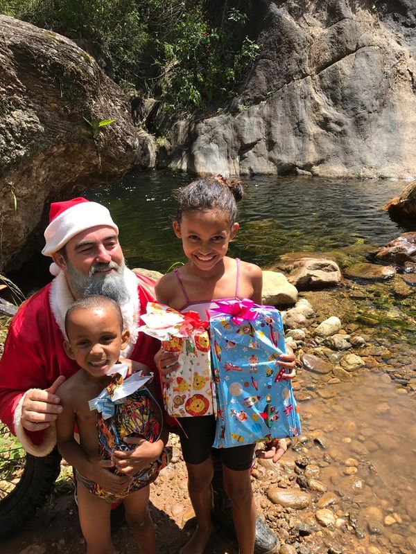 Ação social entrega presentes em João Neiva por Junior Cecato