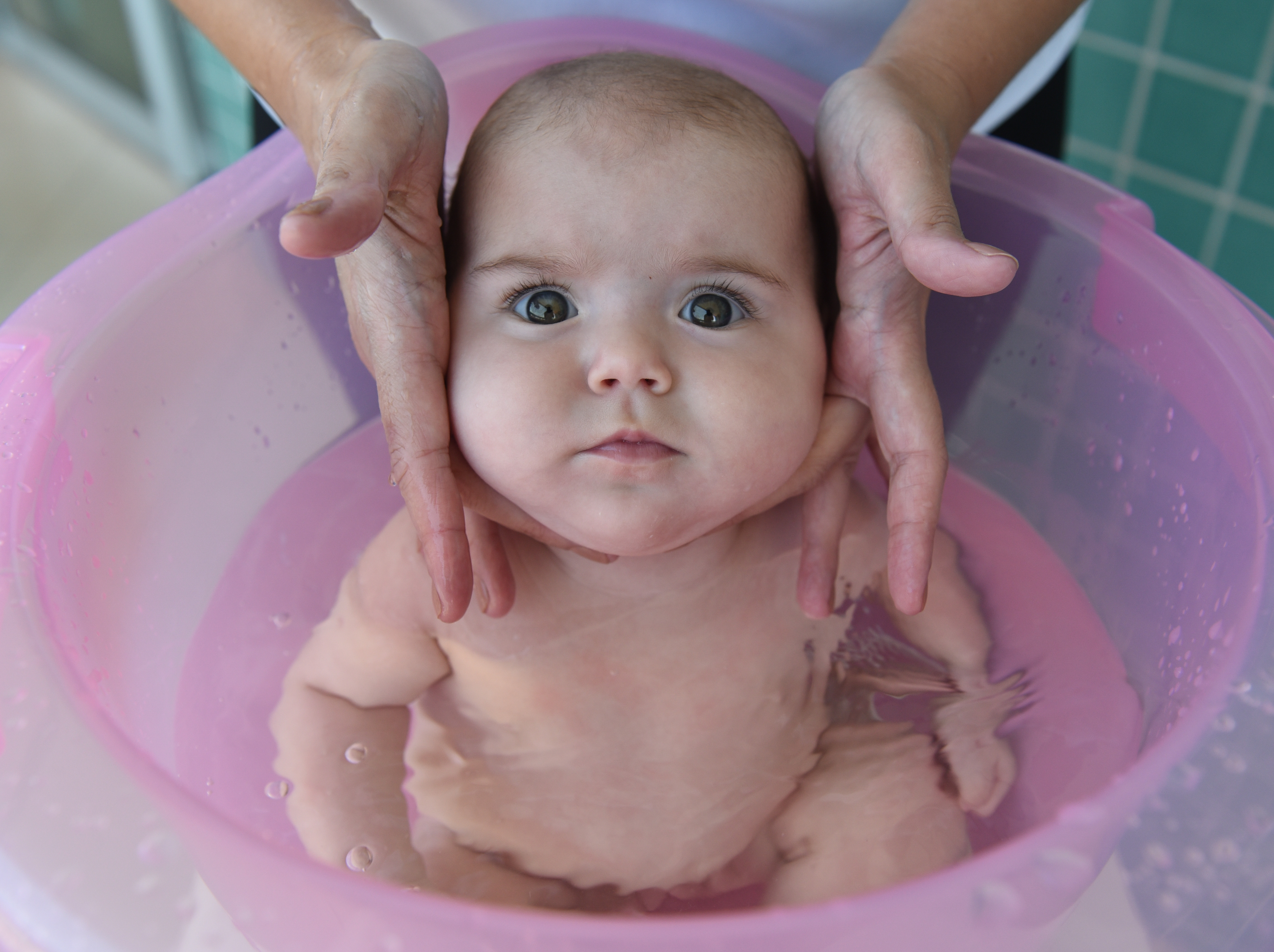 Aprenda Como Dar Um Relaxante Banho De Ofuro No Seu Bebe A Gazeta