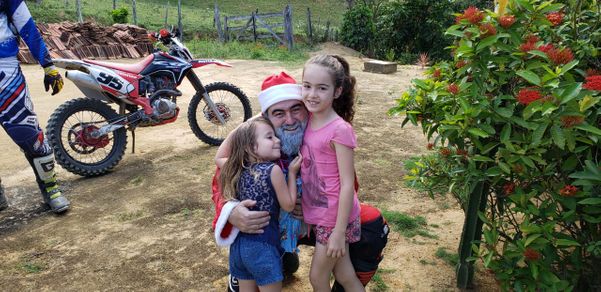 Crianças de João Neiva recebem Papai Noel e presentes por João Vitor Bortoloni Plazzi