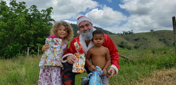 Crianças de João Neiva recebem Papai Noel e presentes por João Vitor Bortoloni Plazzi