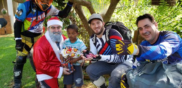 Grupo de trilheiros organizam ação de natal em João Neiva por João Vitor Bortoloni Plazzi