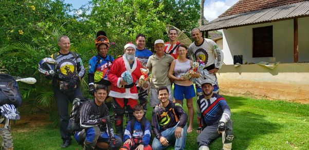 Grupo de trilheiros organizam ação de natal em João Neiva por João Vitor Bortoloni Plazzi