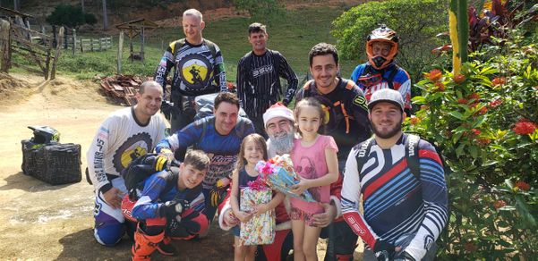 Grupo de trilheiros organizam ação de natal em João Neiva por João Vitor Bortoloni Plazzi