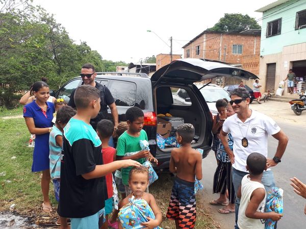 Peritos criminais se reúnem para fazer o natal de crianças de Cariacica mais feliz por Célio